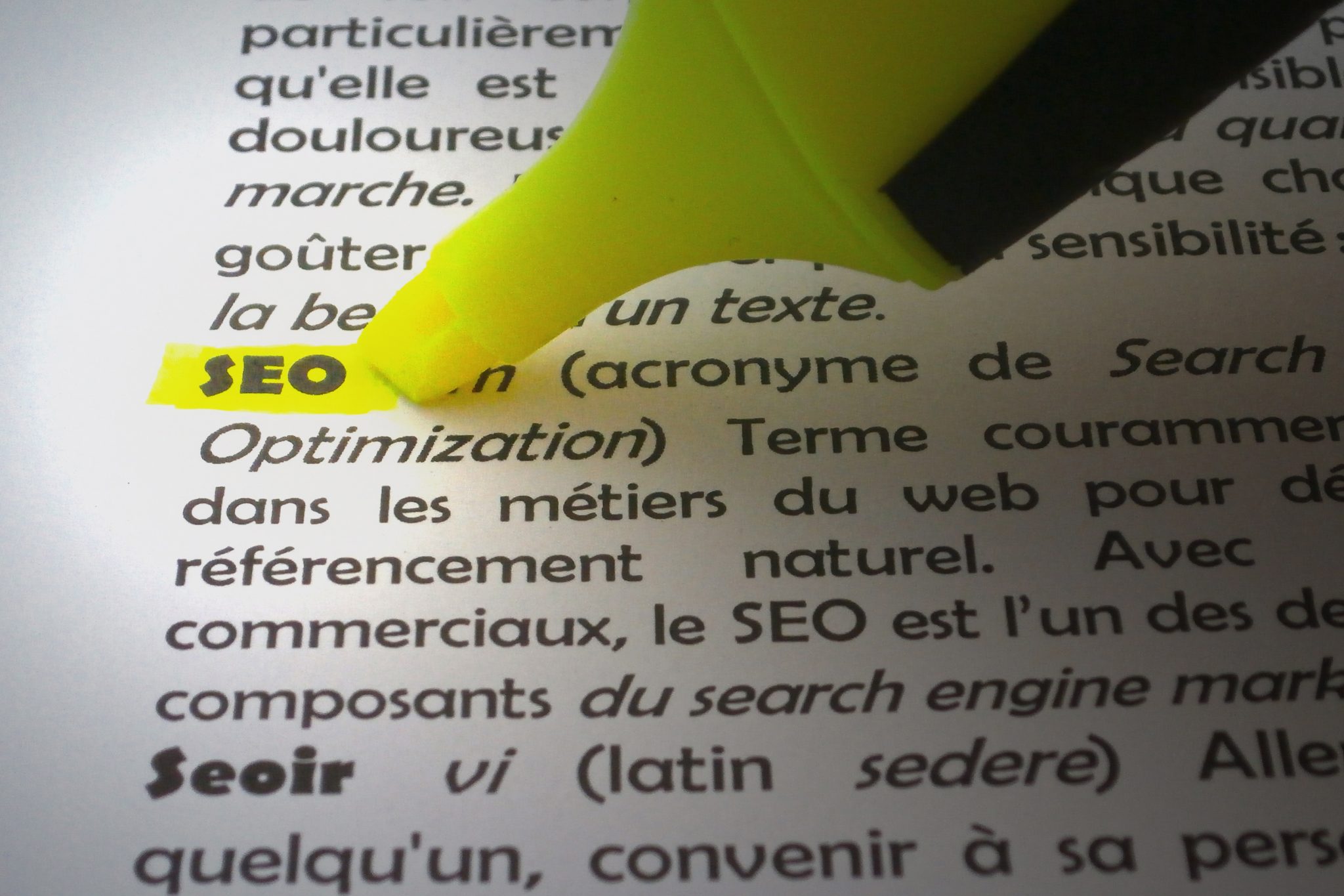 Terme anglais SEO surligné dans un dictionnaire français